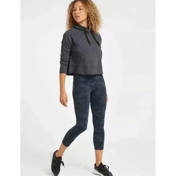 1082 SPANX Look at Me Now Seamless Cropped Leggings - Size XL - Black Camo - Picture 4 of 12